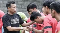 Widodo Cahyono Putro saat berpamitan dengan pemain Bali United, Kamis (29/11/2018). (Bola.com/Dok. Bali United)