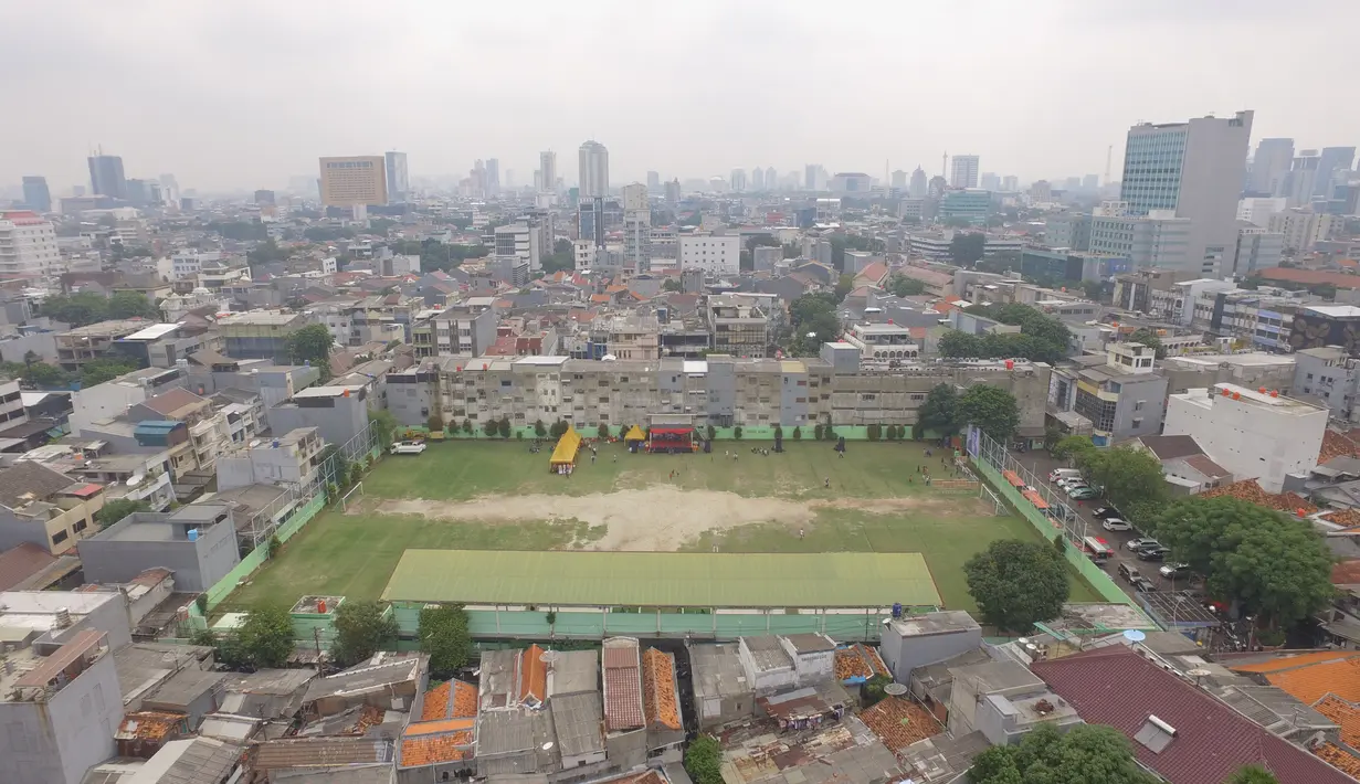 Suasana Stadion VIJ Petojo M.H Thamrin yang terletak di Jakarta, Minggu (17/2). Stadion dengan kapasitas 500 penonton ini merupakan cikal bakal dari kandang Persija Jakarta. (Bola.com/Muhammad Husni)