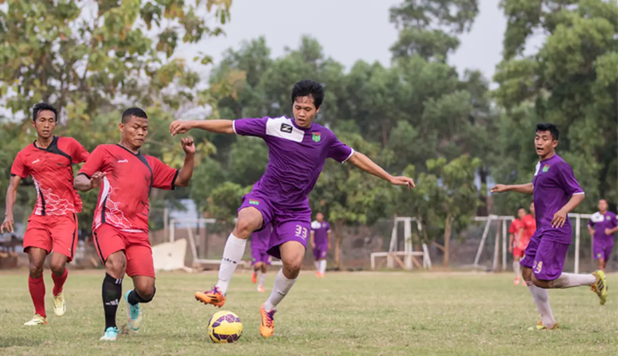 Penyerang Persita Tangerang, Rishadi Fauzi mengontrol bola saat ujicoba melawan PSAU di Lapangan Sutasoma, Jakarta, Jumat (21/8/2015). Persita mengalahkan PSAU dengan skor 1-0. (Bola.com/Vitalis Yogi Trisna)