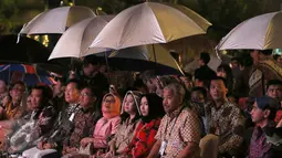 Jusuf Kalla bersama beberapa Mentri pada saat pembukaan TAFISA Games 2016 ke-6 di Mall Ancol Beach City, Jakarta, Sabtu (8/10/2016). Pembukaan TAFISA 2016 ini diwarnai hujan. (Liputan6.com/Herman Zakharia)