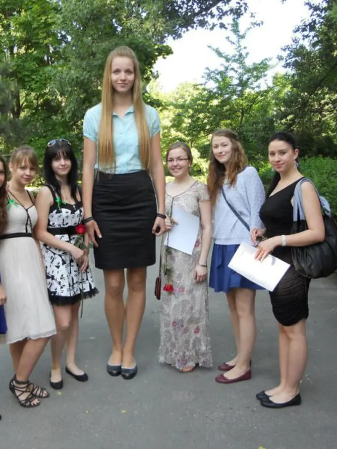 Beginilah Gambaran Nyata yang Pasti Dialami Para Cewek Tinggi