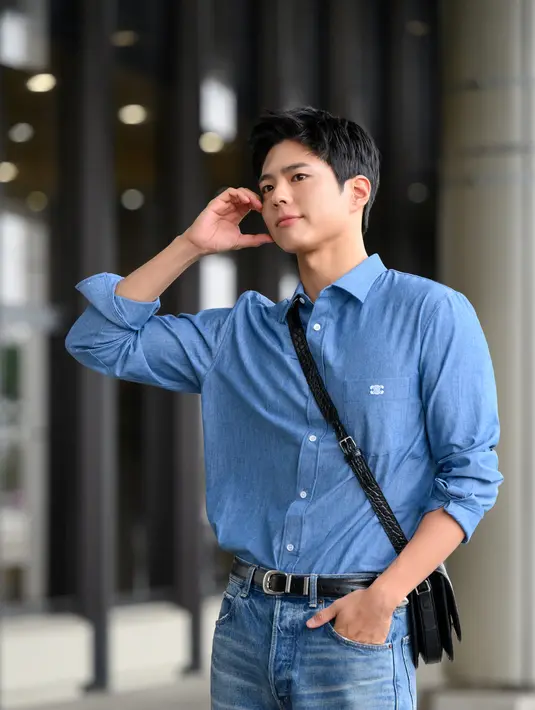 Tak berhenti di situ, penampilan Park Bo Gum juga semakin sempurna dengan membawa loafer Celine luco triomphe dari bahan bullskin berwarna putih polished. [Foto: Document/Celine]