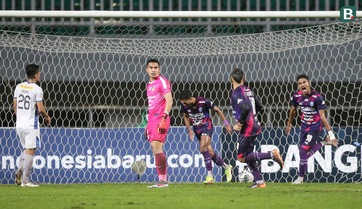 Pemain Rans Cilegon FC, Alfin Tuasalamony (kanan) melakukan selebrasi usai mencetak gol kedua timnya ke gawang PSIM Yogyakarta dalam laga semifinal Liga 2 2021 di Stadion Pakansari, Bogor, Senin (27/12/2021). (Bola.com/Bagaskara Lazuardi)