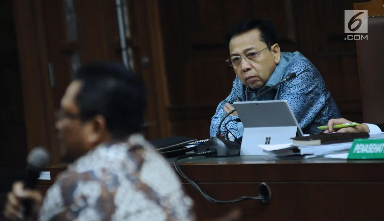 Terdakwa dugaan korupsi proyek e-KTP, Setya Novanto menyimak keterangan saksi Wakil Ketua MPR RI, Mahyudin pada sidang lanjutan di Pengadilan Tipikor, Jakarta, Kamis (15/3). Mahyudin saksi yang meringankan terdakwa. (Liputan6.com/Helmi Fithriansyah)