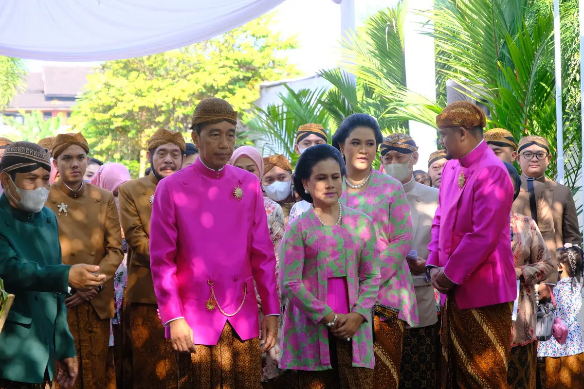 Iriana Jokowi Sirami Kaesang Pangarep dengan Balutan Kebaya dan Sandal Heels Seharga Rp11jutaan
