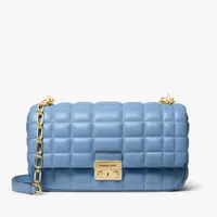 Dinamakan sesuai dengan lingkungan ikonik Kota New York, tas bahu Tribeca dari Michael Kors sesuai dengan reputasinya di pusat kota. [Dok/Michael Kors]