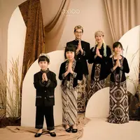 Simak potret Kimbab Family tampil menawan dalam balutan busana adat Sunda. (Foto: Axioo)