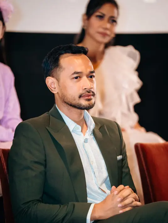 Oka Antara memerankan Gilang Priambodo, suami Ambar yang bekerja sebagai landscape architect. Setelah 11 tahun menikah dan dikaruniai dua anak, Bagas dan Ayu, Gilang merasa rumah tangganya tak seperti dulu. Suatu hari, ia mengerjakan proyek taman milik Kemal. Kemal adalah pacar Yulinar. Akibatnya, pertemuan Gilang dan Yulinar menyering. Dari sini bibit konflik rumah tangga meliar. (Foto: Dok. Poplicist)
