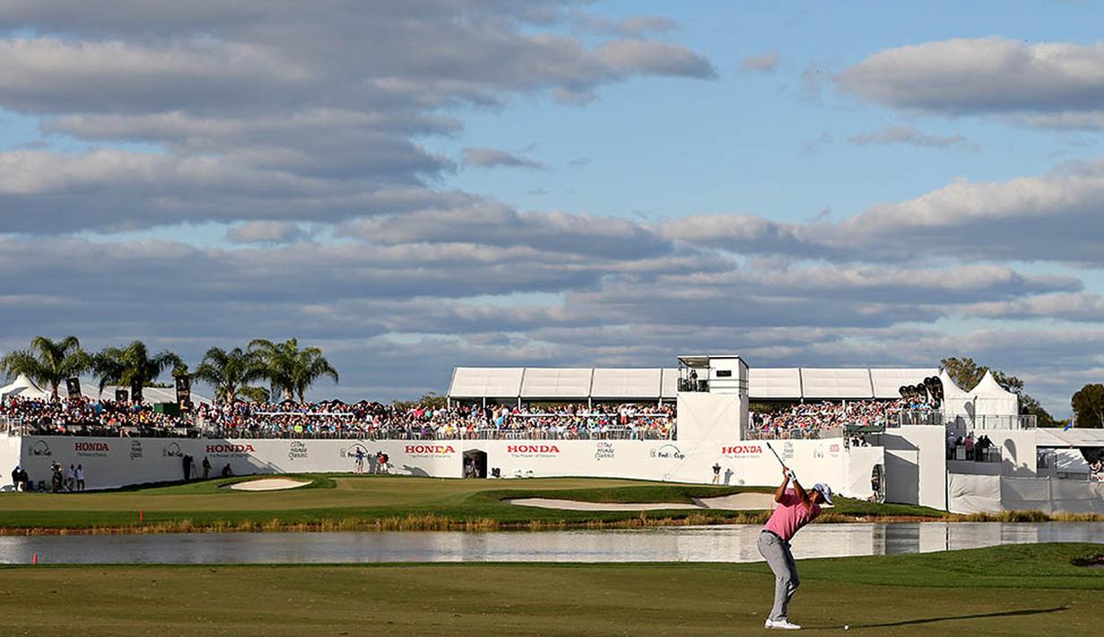 Pegolf, Adam Scott, yang berada pada hole ke-16 pada ajang Honda Classic di PGA National, Amerika Serikat, Minggu (28/2/2016). (Reuters/Peter Casey)