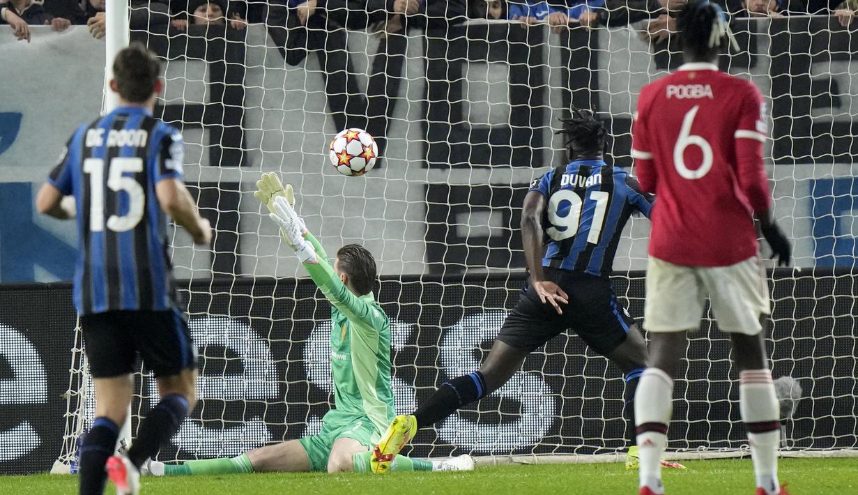Pada paruh kedua, Setan Merah kesulitan menembus rapatnya barisan belakang Atalanta. Justru tim tuan rumah yang berhasil menggandakan keunggulan berkat gol dari Duvan Zapata pada menit ke-56. (AP/Luca Bruno)