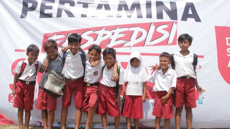 Nyeker Selama Sekolah, 3200 Anak di Pelosok Banten Dapat Sepatu