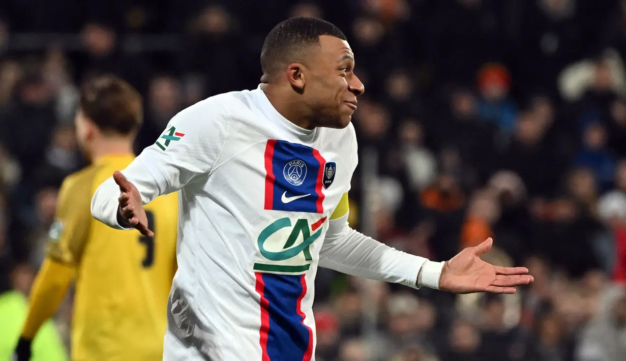 Pemain PSG, Kylian Mbappe melakukan selebrasi setelah mencetak gol ke gawang US Pays de Cassel pada laga babak 32 besar Coupe de France 2022/2023 di Stade Bollaert-Delelis, Selasa (24/1/2023) dini hari WIB. Lima dari tujuh gol kemenangan Paris Saint-Germain dicetak oleh Kylian Mbappe. (AFP/Francois Lo Presti)
