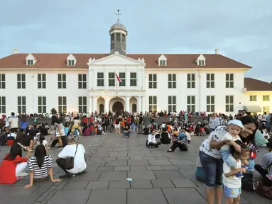 Sejumlah pengunjung berwisata di kawasan wisata Kota Tua, Jakarta, Selasa (27/6). Memasuki libur lebaran hari ke-3, kawasan wisata Kota Tua penuh dikunjungi warga. (Liputan6.com/Yoppy Renato)