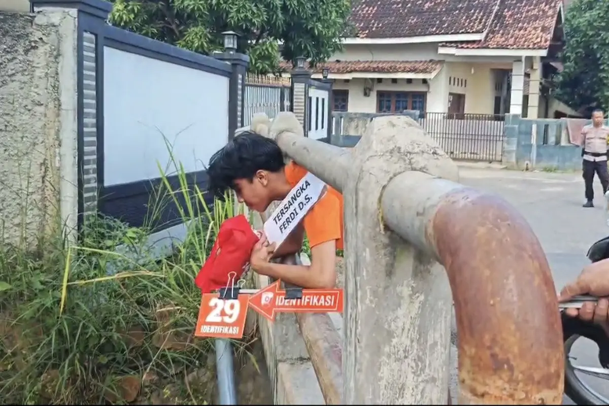 Reka adegan ketika tersangka Ferdi, pacar mahasiswi Unila yang tewas usai melahirkan membuang bayi mereka ke dalam sungai. Foto : (Liputan6.com/Ardi).