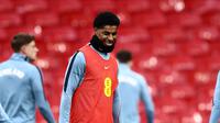 Striker Timnas Inggris, Marcus Rashford, sedang melakukan latihan di Stadion Wembley dalam persiapan melakukan pertandingan persahabatan internasional melawan Uruguay dan Jepang di FIFA Matchday Maret 2026. (Henry NICHOLLS / AFP)