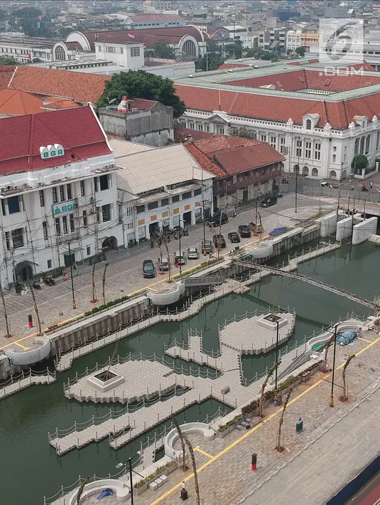 Pemandangan proyek revitalisasi kawasan Kali Besar, Kota Tua yang dilihat dari atas, Jakarta Barat, Kamis (3/5). Proyek revitalisasi Kali Besar ini terinspirasi dari penataan Sungai Cheonggyecheon di Korea Selatan. (Liputan6.com/Arya Manggala)