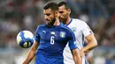 Gelandang Italia, Antonio Candreva, mengontrol bola saat melawan Israel pada laga kualifikasi Piala Dunia 2018 di Stadion Reggio Emilia, Italia, Selasa (5/9/2017). Italia menang 1-0 atas Israel. (AFP/Vicenzo Pinto)
