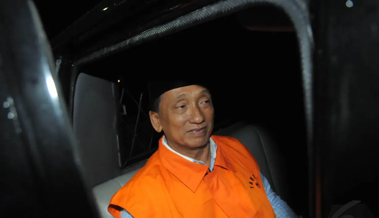 Mantan Bupati Bangkalan, Fuad Amin Imron meninggalkan Gedung KPK usai menjalani pemeriksaan, Jakarta, Senin (8/12/2014). (Liputan6.com/Herman Zakharia)
