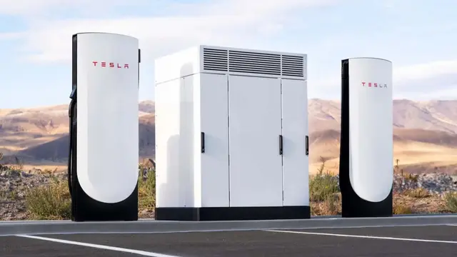 Hanya Cybertruck yang bisa memanfaatkan daya penuh 500 kW berkat arsitektur 800 volt, mengisi 30% lebih cepat dibanding stasiun lama (Tesla)