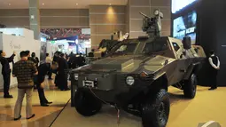 Sebuah kendaraan perang dipamerkan dalam acara Indo Defence 2014, JIExpo Kemayoran, Jakarta, Rabu (5/11/2014)(Liputan6.com/Herman Zakharia)