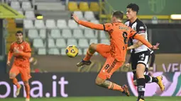 Gelandang Juventus, Aaron Ramsey, melepaskan tendangan saat melawan Parma pada laga Liga Italia di Stadion Ennio Tardini, Minggu (20/12/2020). Juventus menang dengan skor 4-0. (Massimo Paolone/LaPresse via AP)