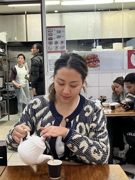 Difoto candid, Sherina mengenakan jaket hitam berkancing emas. Dengan rambut yang diikat acak-acakan. [Instagram/@baskaramahendra]