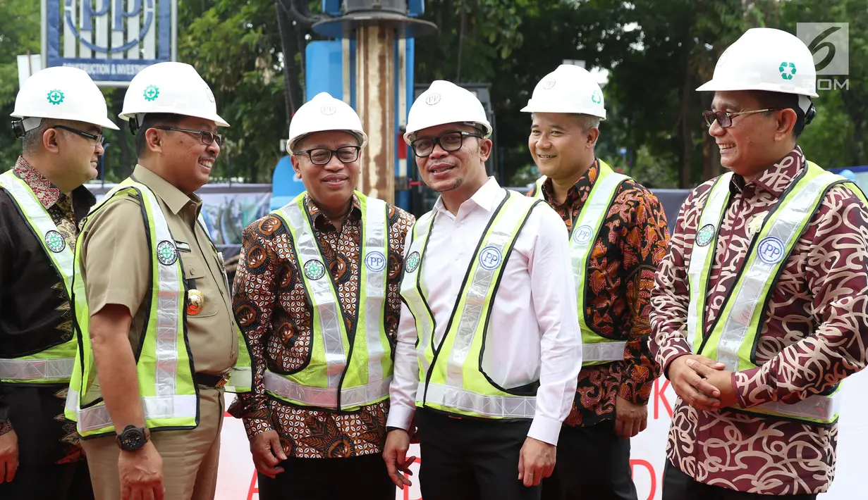 Menaker, Hanif Dhakiri bersama Direktur Utama BPJS Ketenagakerjaan Agus Susanto melihat peletakan batu pertama dalam proyek pembangunan Social SecurityTower, Jakarta, Selasa (30/5). (Liputan6.com/Angga Yuniar)