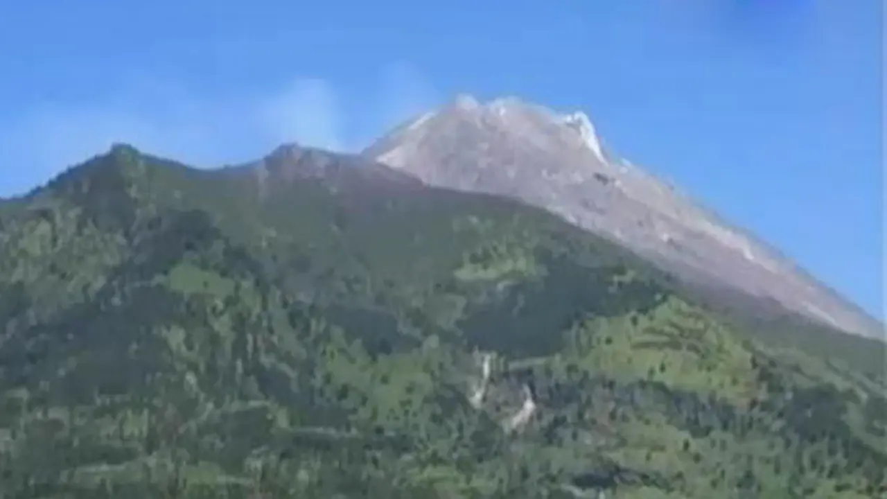 Jenazah Pendaki Jatuh ke Kawah Merapi Dievakuasi Secara Estafet