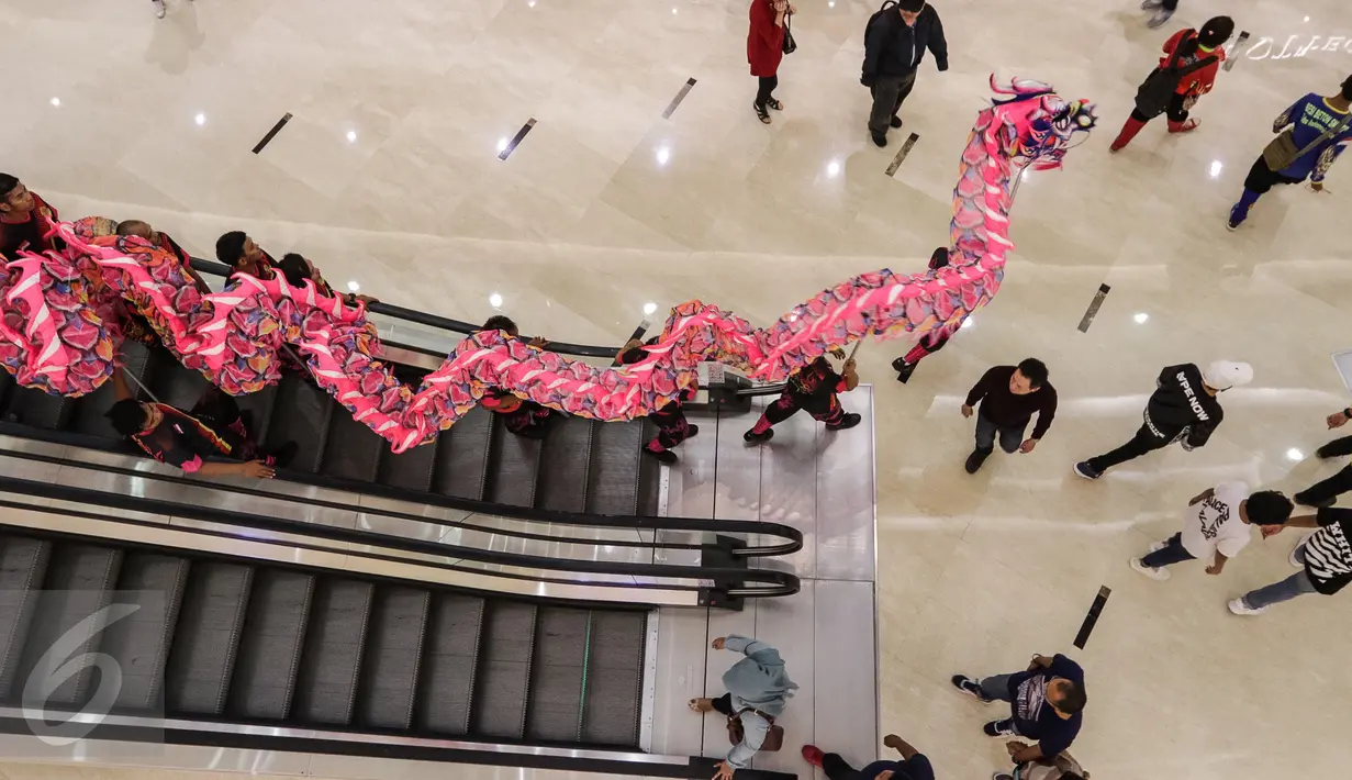 Sembilan pemain membawa Liong saat memeriahkan Prosperous Spring pada perayaan Tahun Baru Imlek 2568 di Senayan City, Jakarta Jakarta Sabtu (28/01). (Liputan6.com/Fery Pradolo)