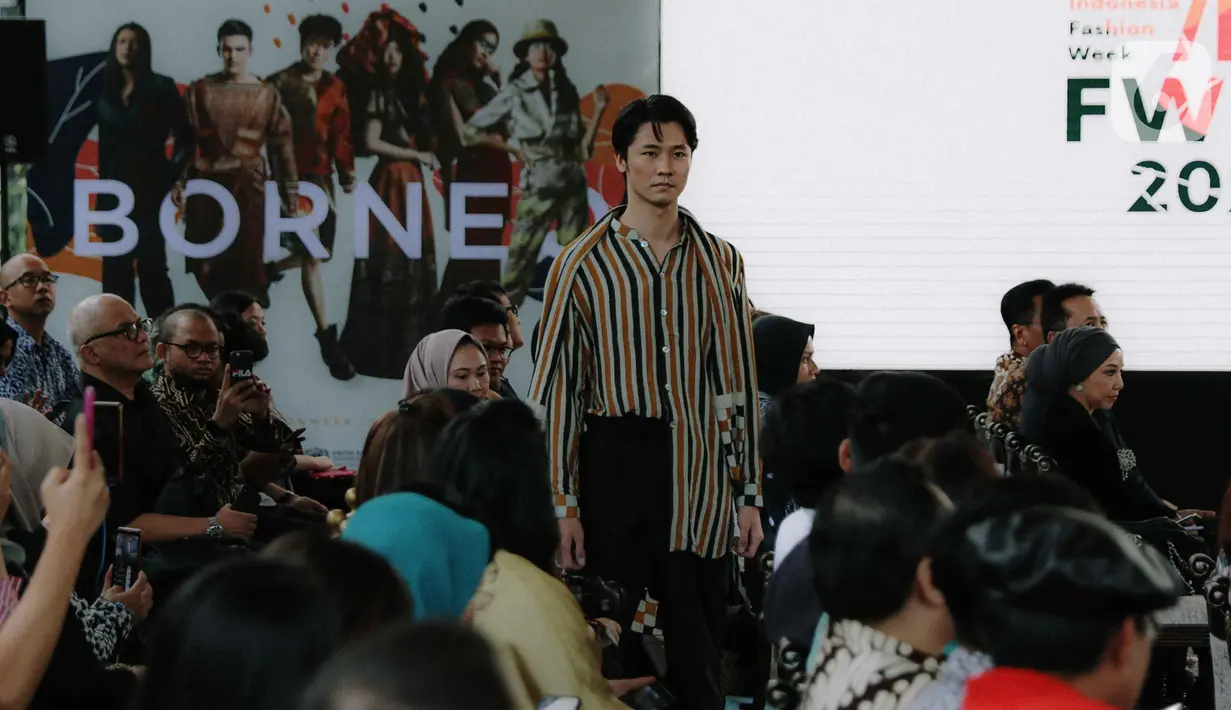 Model menampilkan rancangan busana saat Road to Indonesia Fashion Week 2020 di kawasan Hutan Kota GBK, Jakarta, Rabu (12/2/2020). Asosiasi Perancang dan Pengusaha Mode Indonesia (APPMI) akan menyelenggarakan Indonesia Fashion Week 2020 di Jakarta Convention Center (JCC). (Liputan6.com/Faizal Fanani)