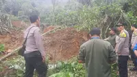 Bukit di kawasan Gunung Sanggabuana, Desa Buanajaya, Kecamatan Tanjungsari, Kabupaten Bogor longsor. Akibat kejadian ini ratusan warga diungsikan (Liputan6.com/Achmad Sudarno)