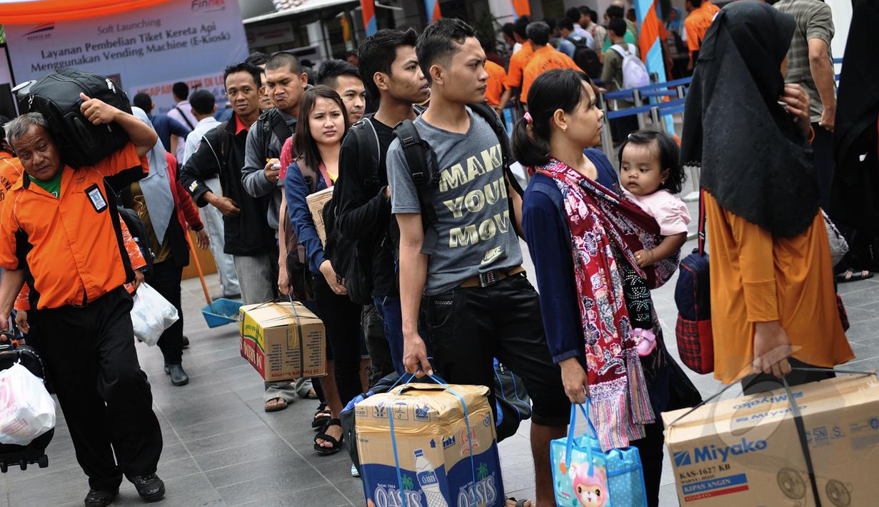 Sejumlah penumpang terlihat mengantri di Stasiun Pasar Senen, Jakarta, Jumat (13/3/2015). PT KAI akan menaikkan harga tiket per 1 April 2015, kenaikan dipengaruhi oleh fluktuasi harga bahan bakar minyak. (Liputan6.com/Faizal Fanani)