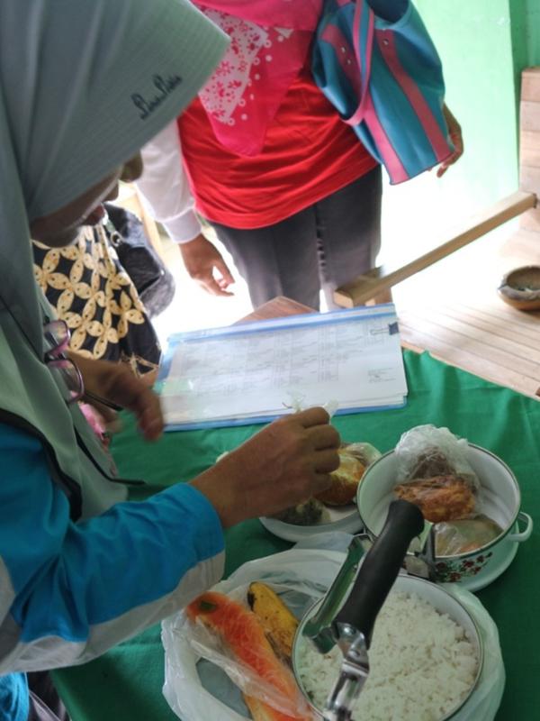 Petugas menyiapkan makanan dalam program rantang berkah Purbalingga. (Foto: Liputan6.com/Dinkominfo PBG/Muhamad Ridlo)