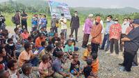 Mensos Tri Rismaharini menemui warga korban banjir Sentani, Papua. (Liputan6.com/ Nanda Perdana Putra)