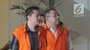 Tersangka penerima suap ayah dan anak, Wali Kota Kendari Adriatma Dwi Putra (depan) dan Calon Gubernur Sulawesi Tenggara Asrun seusai menjalani pemeriksaan lanjutan di Gedung KPK, Jakarta, Jumat (27/4). (Merdeka.com/Dwi Narwoko)