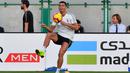 Striker Juventus, Cristiano Ronaldo, mengontrol bola saat sesi latihan jelang laga Supercoppa Italia di Stadion King Abdullah Sports City, Selasa (15/1). Juventus akan berhadapan dengan AC Milan. (AFP/Giuseppe Cacace)