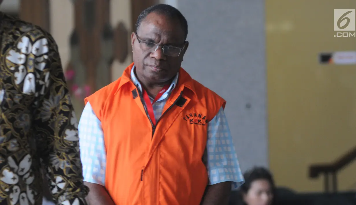 Mantan Kadis PU Provinsi Papua Mikael Kambuaya usai pemeriksaan di Gedung KPK, Jakarta, Rabu (28/8/2019). Mikael diperiksa sebagai tersangka kasus dugaan korupsi pengadaan pekerjaan peningkatan jalan Kemiri-Depapre Kabupaten Jayapura pada APBD-P Pemprov Papua TA 2015. (merdeka.com/Dwi Narwoko)