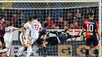 Kiper Genoa, Mattia Perin gagal mengahalau sundulan penyerang AC Milan, Andre Silva pada lanjutan Liga Serie A Italia di Stadion Luigi Ferraris di Genoa, (11/3). Ini merupakan gol perdana Silva selama bermain di Serie A. (Simone Arveda/ANSA via AP)