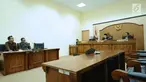 Pengacara publik LBH Jakarta, Nelson N Simamora (kiri) saat sidang perdana sengketa informasi publik terhadap Kementerian LHK di Gedung KIP, Jakarta, Kamis (1/3). Sidang tidak dihadiri pihak termohon. (Liputan6.com/Helmi Fithriansyah)