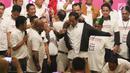 Presiden Joko Widodo memakai jaket bertuliskan Son Of Democracy Indonesia 98 yang diberikan oleh aktivis 98 selama acara Halalbihalal di Jakarta, Minggu (16/6/2019). (Liputan6.com/Angga Yuniar)