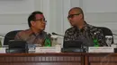 Mensesneg Pratikno (kiri) berbincang dengan Sekretaris Kabinet yang baru saja dilantik, Andi Widjajanto (kanan), Jakarta, Senin (3/11/2014). (Liputan6.com/Herman Zakharia) 