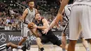 Pemain L. A. Clippers, Blake Griffin #32 berusaha keluar dari kepungan para pemain San Antonio Spurs pada laga NBA di AT&T Center, San Antonio (5/11/2016).  Spurs kalah 92-116. (Reuters/Soobum Im-USA TODAY Sports)