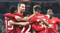 Penyerang Manchester United (MU), Zlatan Ibrahimovic bersama beberapa rekan setimnya. (EMMANUEL DUNAND / AFP)