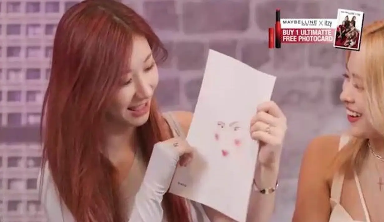 Selanjutnya, member ITZY juga ditantang untuk menggambar dalam 1 menit menggunakan Maybelline Ultimatte Lipstick dan games ini dimenangkan oleh Chaeryong. Sebagai hadiahnya, member ITZY mendapatkan kain songket dari Indonesia. (Dok. Maybelline New York)