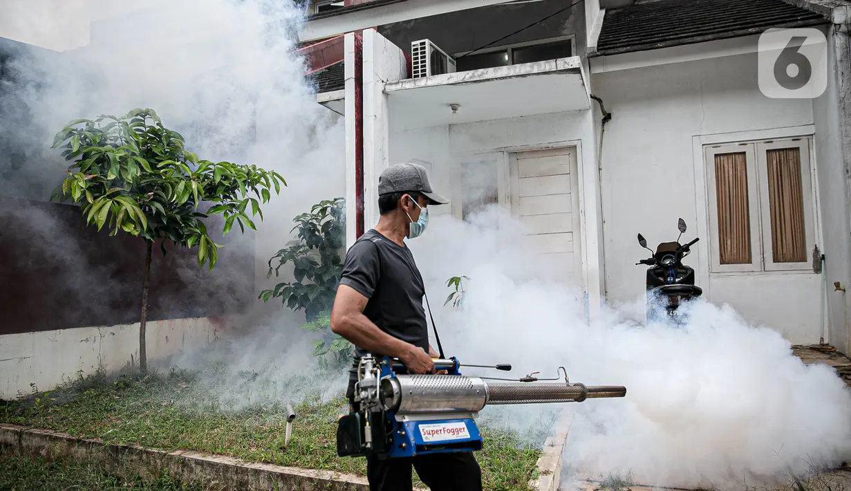 Aktivitas "fogging" atau pengasapan di perumahan Cinere Green Valley, Tangerang Selatan, Minggu (17/1/2021). Pengasapan untuk pencegahan penyakit Demam Berdarah Dengue (DBD) yang disebabkan gigitan nyamuk Aedes Aegypti terlebih sudah memasuki musim hujan. (Liputan6.com/Faizal Fanani)