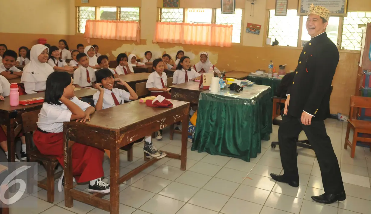 Mantan Abang Jakarta berdiskusi dengan murid saat Pendidikan Nasional 2016 di SDN 01 Pagi Tegal Parang, Jakarta, Senin (2/5). Kegiatan ini bertujuan untuk memberikan Inspirasi kepada siswa sebagai generasi penerus bangsa. (Liputan6.com/Gempur M Surya)