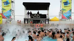 Sejumlah pengunjung berjoget menikmati musik di dalam kolam Festival Arenal Sound di Pantai Burriana, Spanyol (2/8). Festival musik ini berlangsung sampai 7 Agustus 2017. (AFP Photo/Jose Jordan)