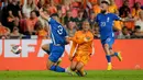 Pemain Liverpool Cody Gakpo menggandakan keunggulan Belanda setelah menuntaskan umpan Denzel Dumfries dengan tendangan voli. (AP Photo/Peter Dejong)