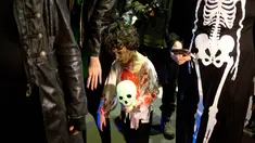 Seorang bocah mengenakan kostum zombie saat mengikuti Zombie Walk dalam Festival Purim di Tel Aviv, Israel (3/3). Purim merupakan hari raya atau pesta Yahudi untuk memperingati pembebasan kaum Yahudi dari kekaisaran Persia. (AP Photo/Ariel Schalit)