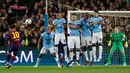 Penyerang Barcelona, Lionel Messi saat melakukan tendangan bebas pada leg kedua 16 besar Liga Champions di Stadion Camp Nou, Spanyol, Kamis (18/3/15). Barcelona menang 1-0 atas Manchester City. (Reuters/Carl Recine)
